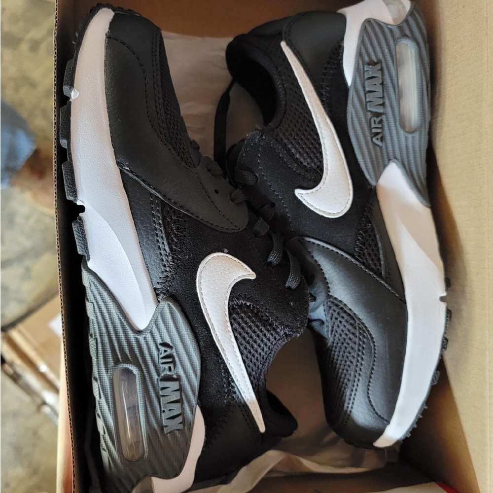 Women’s Nike AirMax Excee Sneaker - Size 7